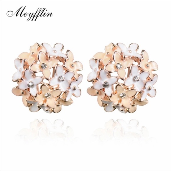 BRAND NEW BEAUTIFUL flower cluster earrings😍 - Picture 2 of 3